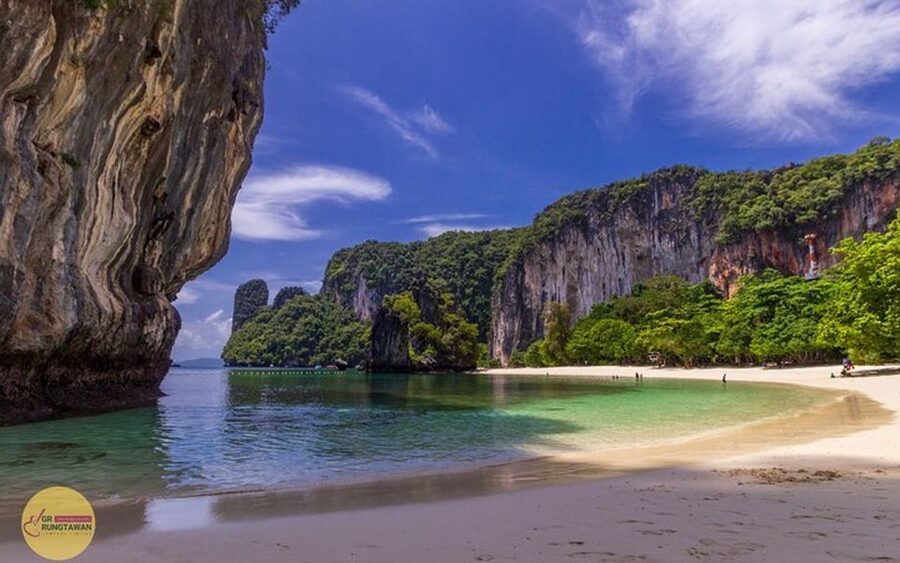 Ao Nang: Hong Islands Tour by Speedboat or Longtail Boat - Choosing between a speedboat and a longtail boat