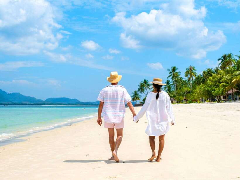 Ao Nang: Premium 4 Islands Snorkeling Tour by Speedboat - Poda Island lunch and the longest beach break