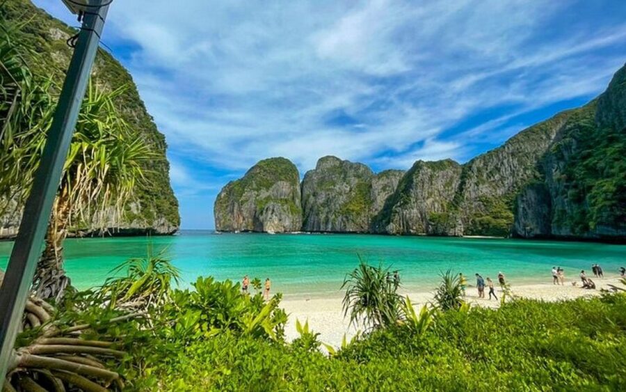 From Ao Nang: Phi Phi Islands Day Tour by Boat with Lunch - Why the guides matter on a busy route