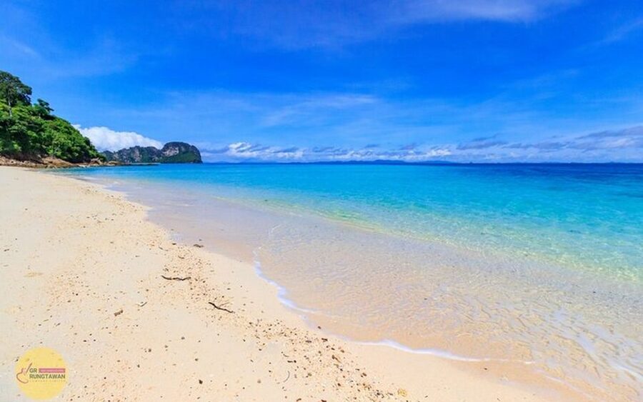 From Ao Nang: Phi Phi Islands Day Tour by Boat with Lunch - Maya Bay, beautiful but rarely quiet