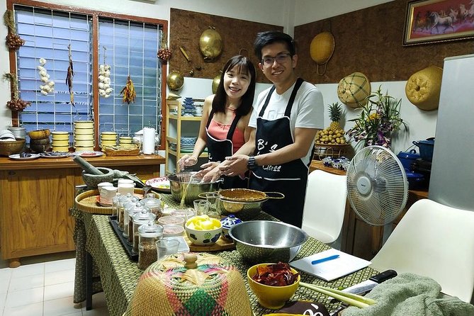 Home Style Family class with fruit carving and market tour - Learning to make cold-pressed coconut oil