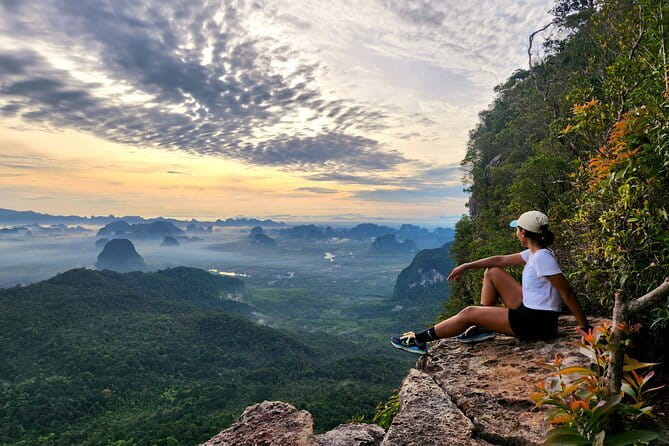 Hong Island Day Tour by Speedboat from Krabi - The crew, boat, and group size