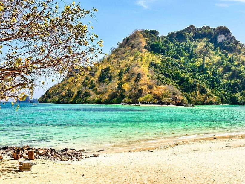 Krabi:Day Trip 4 Islands by Premium Longtail Boat with Lunch - Chicken Island and its unmistakable rock shape