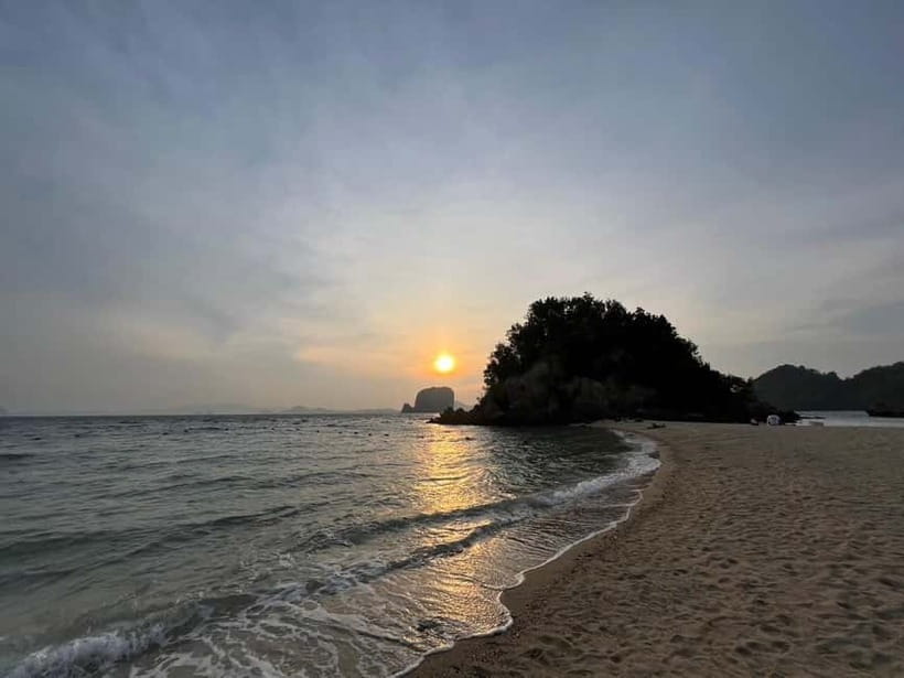 Krabi: Hong Island Sunset and BBQ Dinner Tour - A 490-step climb or a quiet beach afternoon