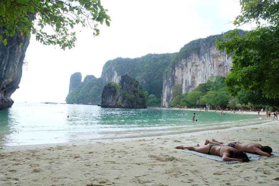 Krabi: Hong Islands Day Tour by Longtail Boat - Hong Lagoon, a short but memorable boat passage