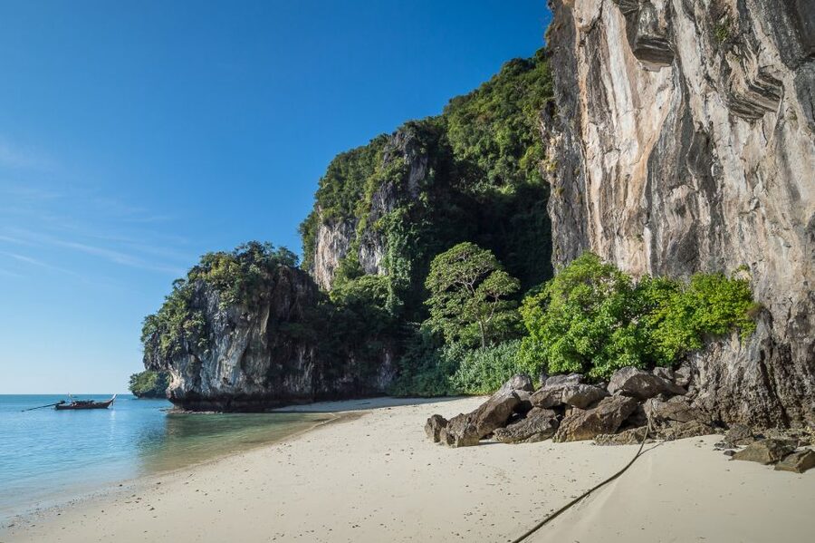 Krabi: Hong Islands Snorkeling with Lunch by Longtail Boat - Guides and the feel of the group