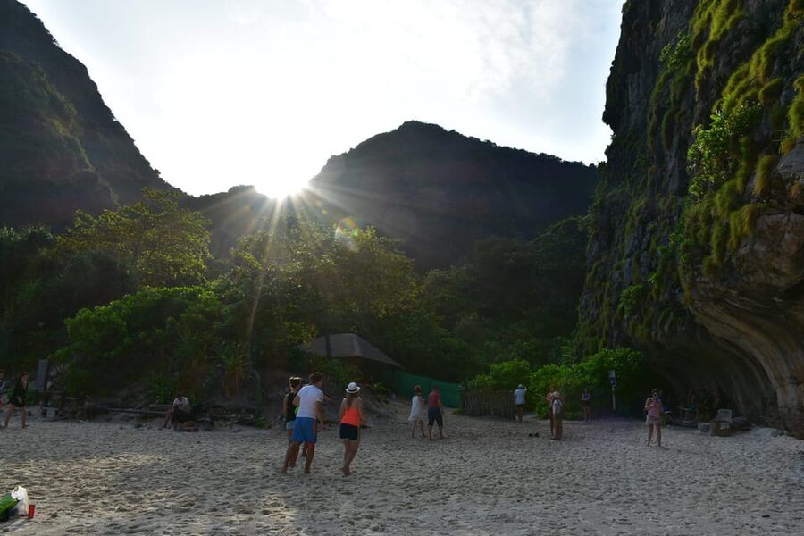 Krabi: Phi Phi Islands & Maya Bay Speedboat Tour with Lunch - Group size, guide quality, and the feel of the boat
