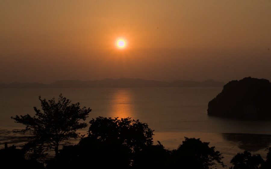 Krabi: Sunset Kayaking Ao Thalane with Dinner BBQ - What the $54 price includes