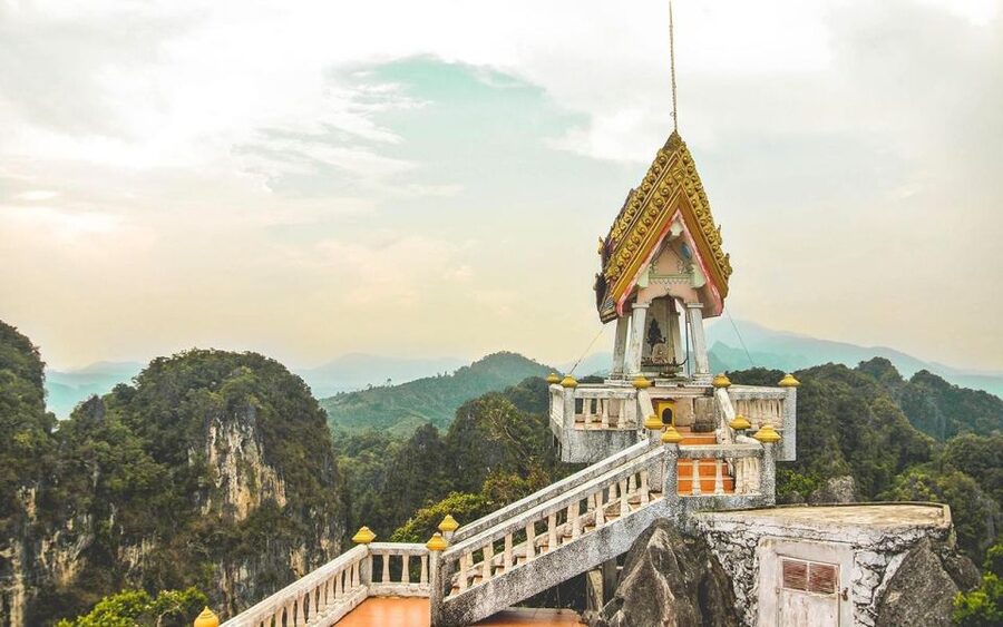 Krabi: Tiger Cave, Hot Springs and Emerald Pool Jungle Tour - The guides make the busy schedule work