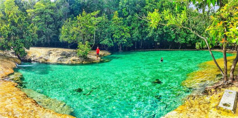 Krabi: Tiger Cave Temple, Emerald Pool and Hot Springs Tour - Monkeys, dress rules, and practical temple etiquette